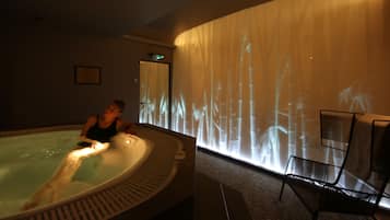 Behandelingskamers voor koppels, een bubbelbad, een stoombad