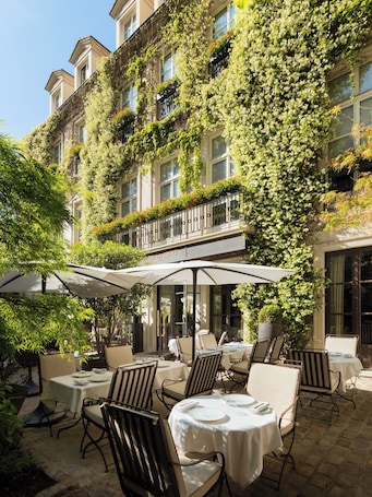 Façade de l’hébergement. Pavillon de la Reine & Spa, Place des Vosges