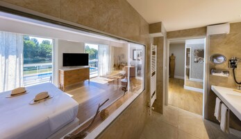 Quarto casal júnior | Roupas de cama premium, frigobar, cofres nos quartos