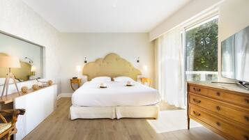 Un dormitorio con una cama grande, cómoda de madera y un espejo.