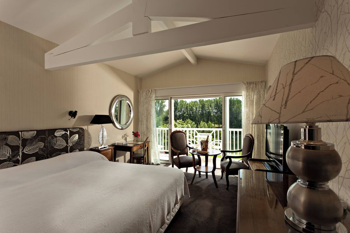 Deluxe Room (Rivière) | Premium bedding, minibar, in-room safe, individually decorated