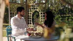 Petit déjeuner buffet (25.00 EUR par personne)