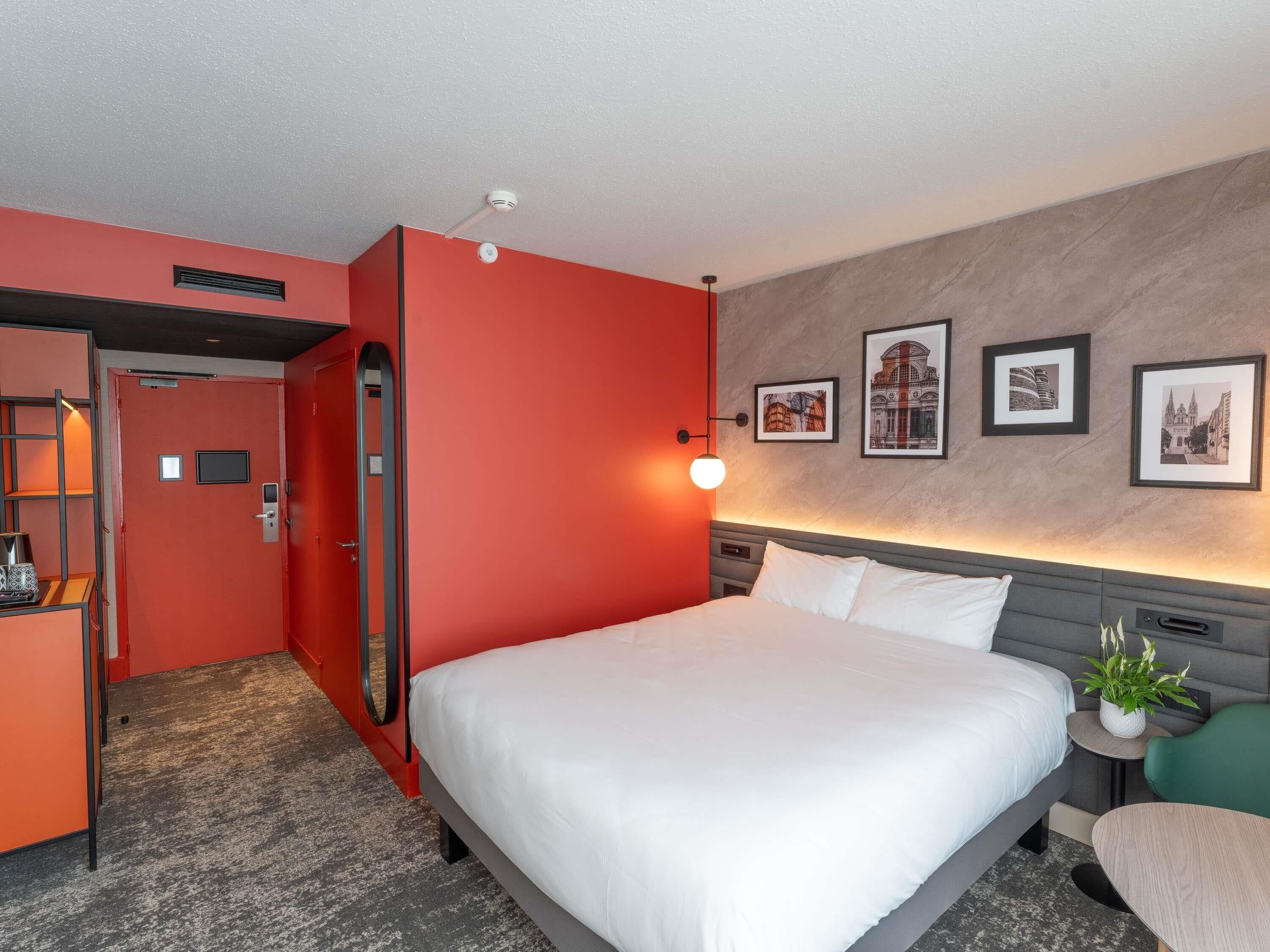 Room, 1 King Bed | 1 bedroom, premium bedding, pillowtop beds, minibar