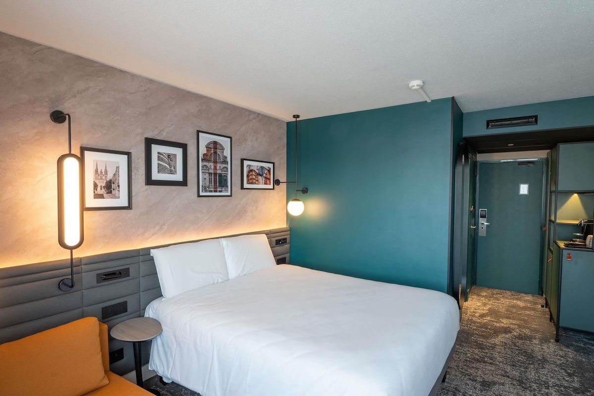 Rom – deluxe, 1 dobbeltseng med sovesofa (Privilege) | 1 soverom, sengetøy av topp kvalitet, senger med overmadrass og minibar
