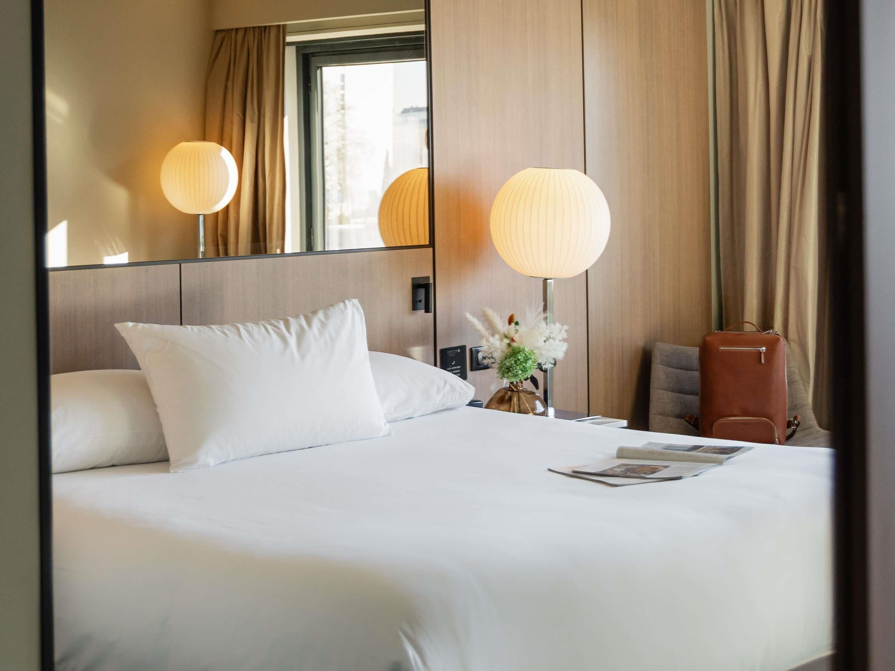 Luxe beddengoed, een bureau, geluiddichte muren