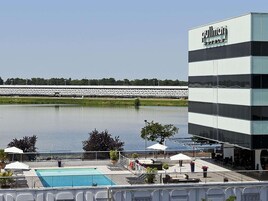 Piscina stagionale all'aperto, lettini