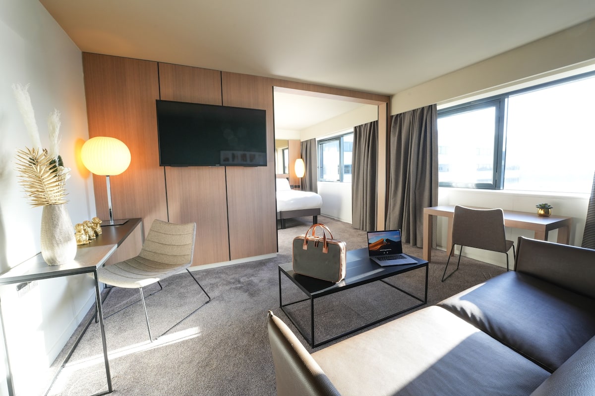 小型套房, 1 张大床和 1 张沙发床 (Lounge) | 高档床上用品、办公桌、隔音、熨斗/熨衣板