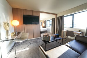 Junior-Suite, 1 Queen-Bett und Schlafsofa (Lounge) | Hochwertige Bettwaren, Schreibtisch, schallisolierte Zimmer