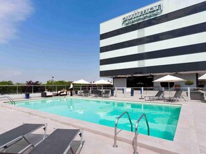 Seasonal outdoor pool, open 7:00 AM to 10:30 PM, sun loungers - Hotel Pullman Bordeaux Lac (Bordeaux)