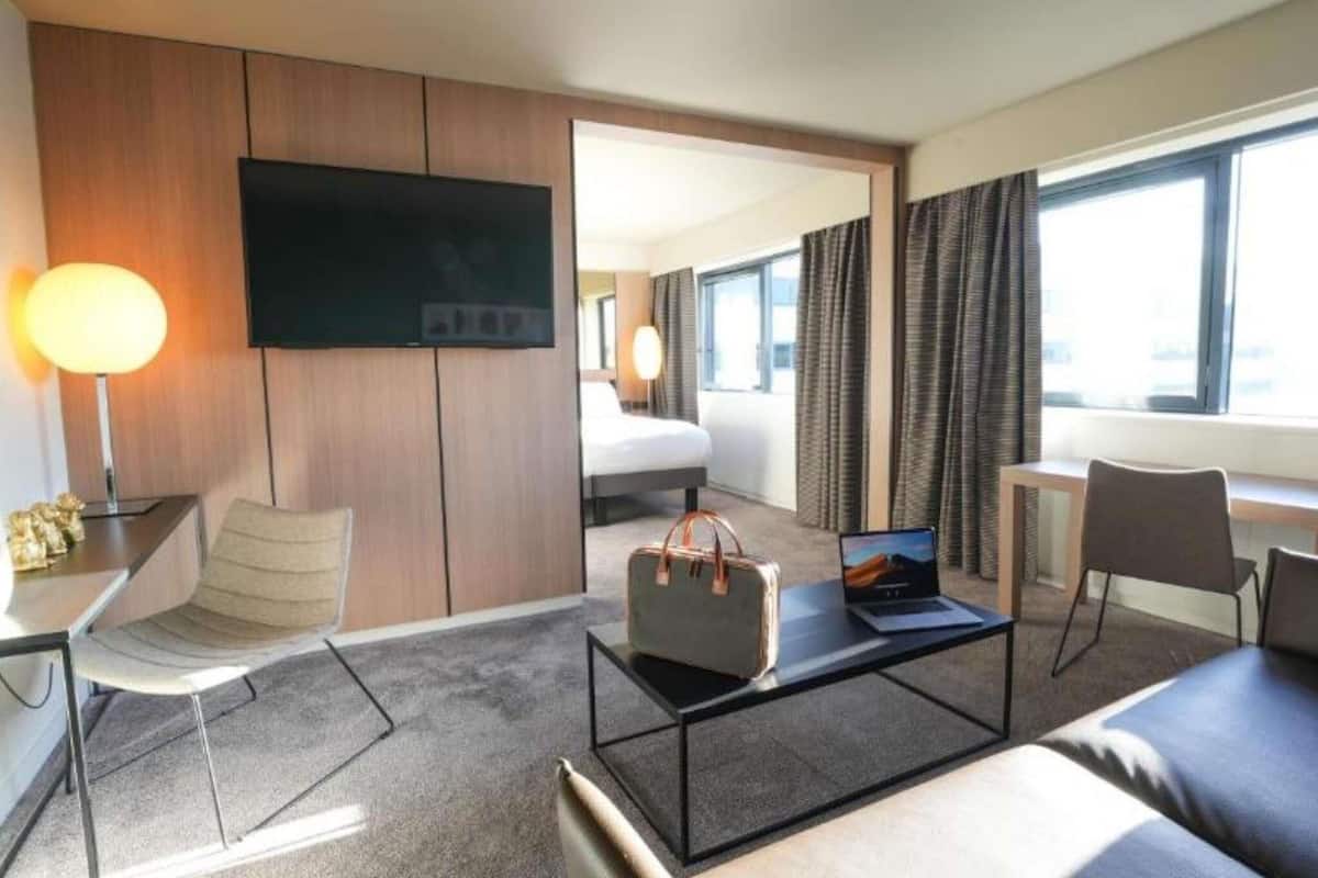 ジュニア スイート クイーンベッド 1 台ソファーベッド付き (Lounge) | 高級寝具、デスク、防音設備、アイロン / アイロン台