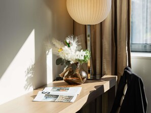 Premium-sengetøj, pengeskab på værelset, skrivebord, lydisolering