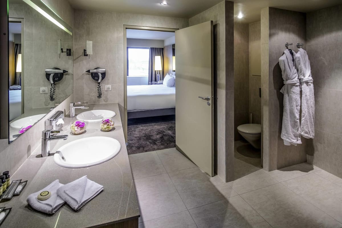 고급 침구, 책상, 방음 설비, 다리미/다리미판