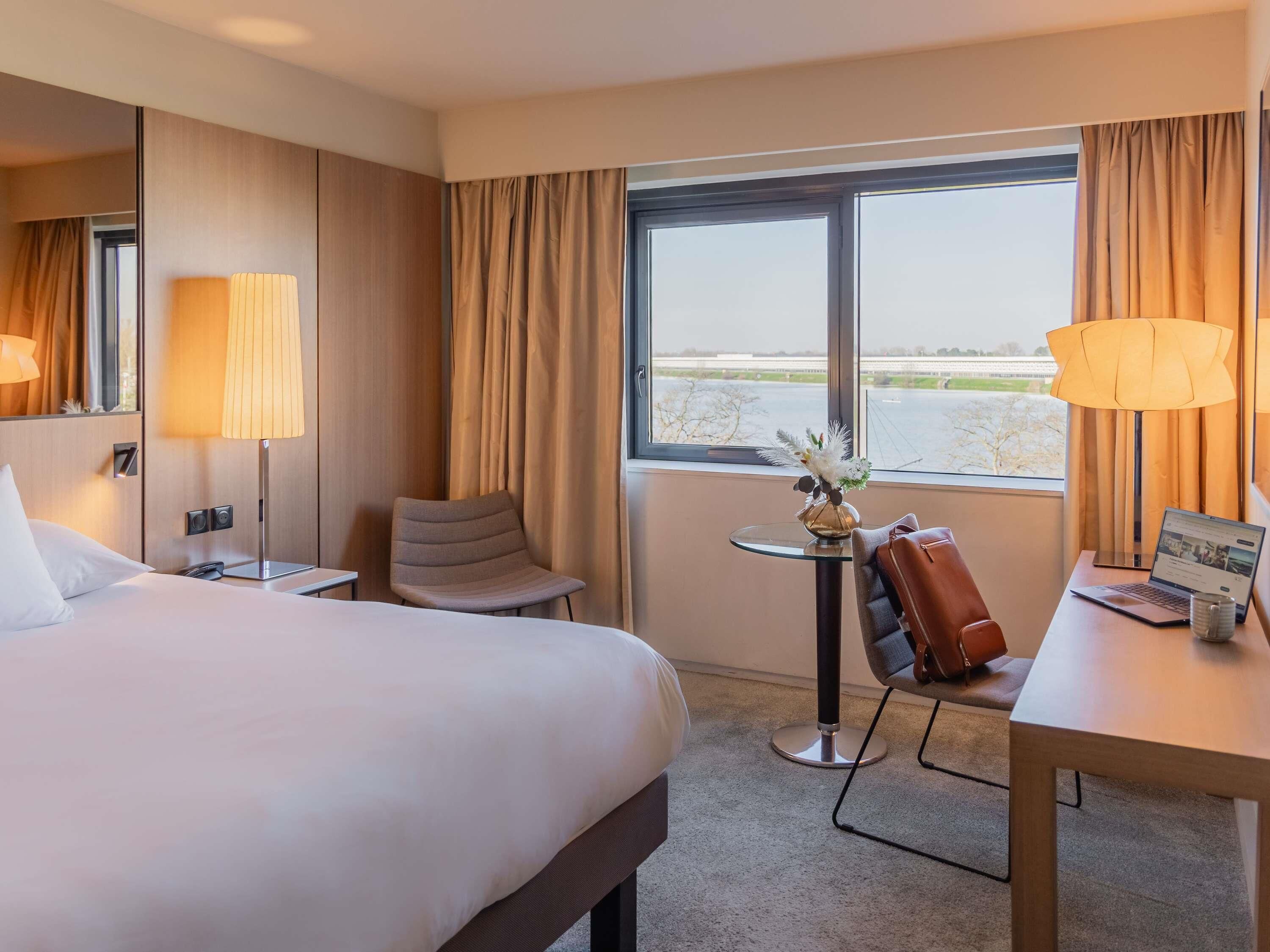 Habitación Deluxe, 1 cama matrimonial, vista al lago | Ropa de cama de alta calidad y caja de seguridad en la habitación 