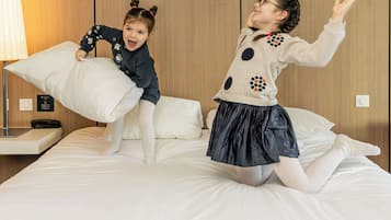 Ropa de cama de alta calidad, escritorio y sistema de insonorización