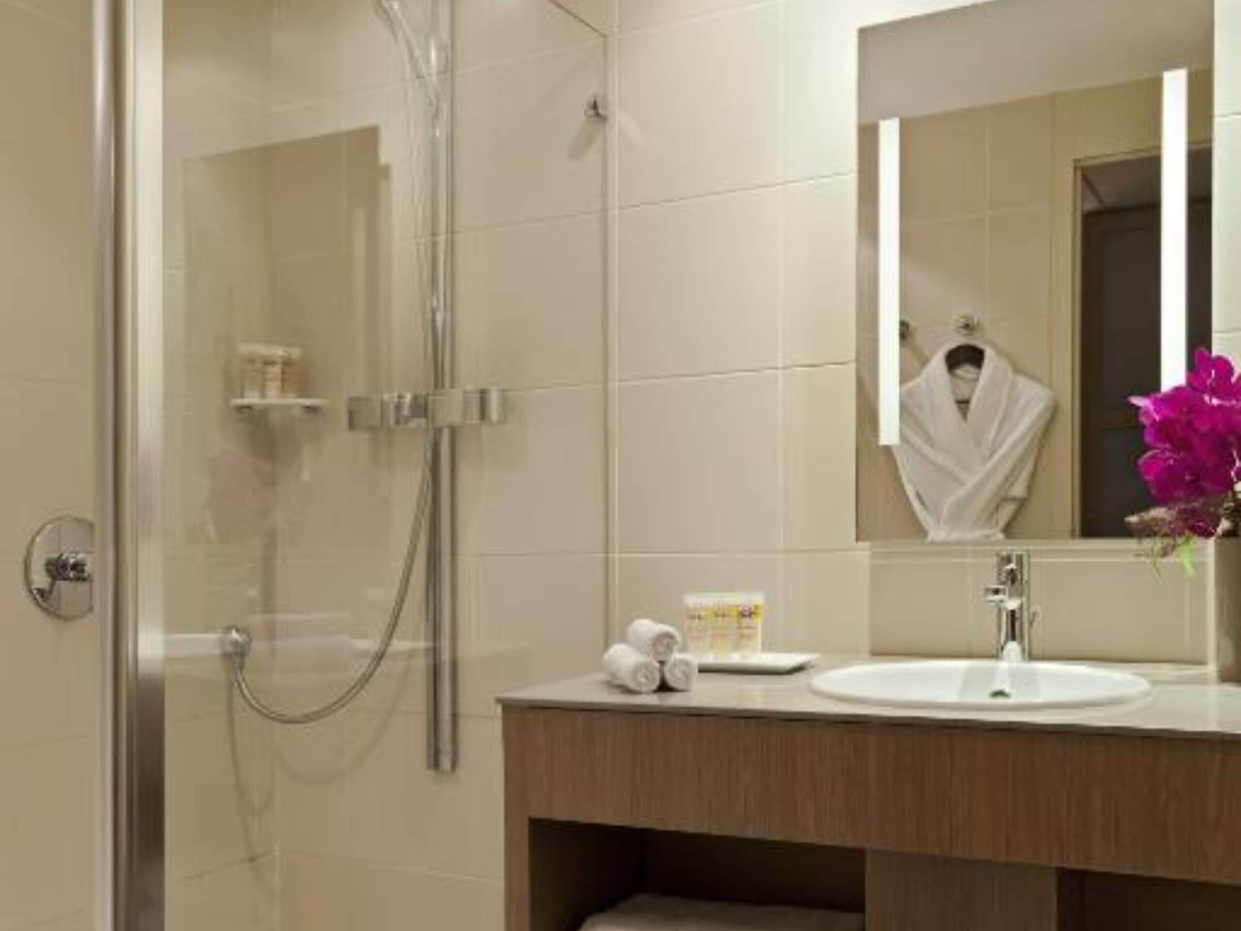 Habitación familiar, varias camas, habitaciones comunicadas | Baño | Artículos de higiene personal ecológicos, secador de pelo y toallas