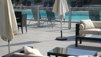 Piscine extérieure (ouverte en saison), chaises longues