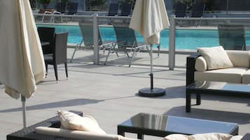 Piscina externa sazonal, funciona das 7h às 22h30, espreguiçadeiras