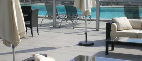 Piscine extérieure (ouverte en saison), chaises longues