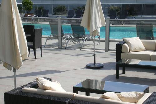 Piscine extérieure (ouverte en saison), chaises longues