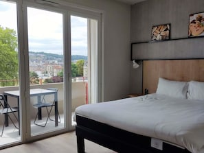 Escritorio, cortinas opacas, sistema de insonorización