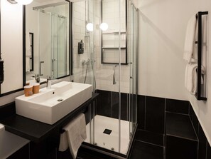 Schreibtisch, Verdunkelungsvorhänge, schallisolierte Zimmer