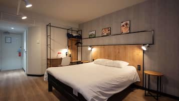 Escritorio, cortinas opacas, sistema de insonorización