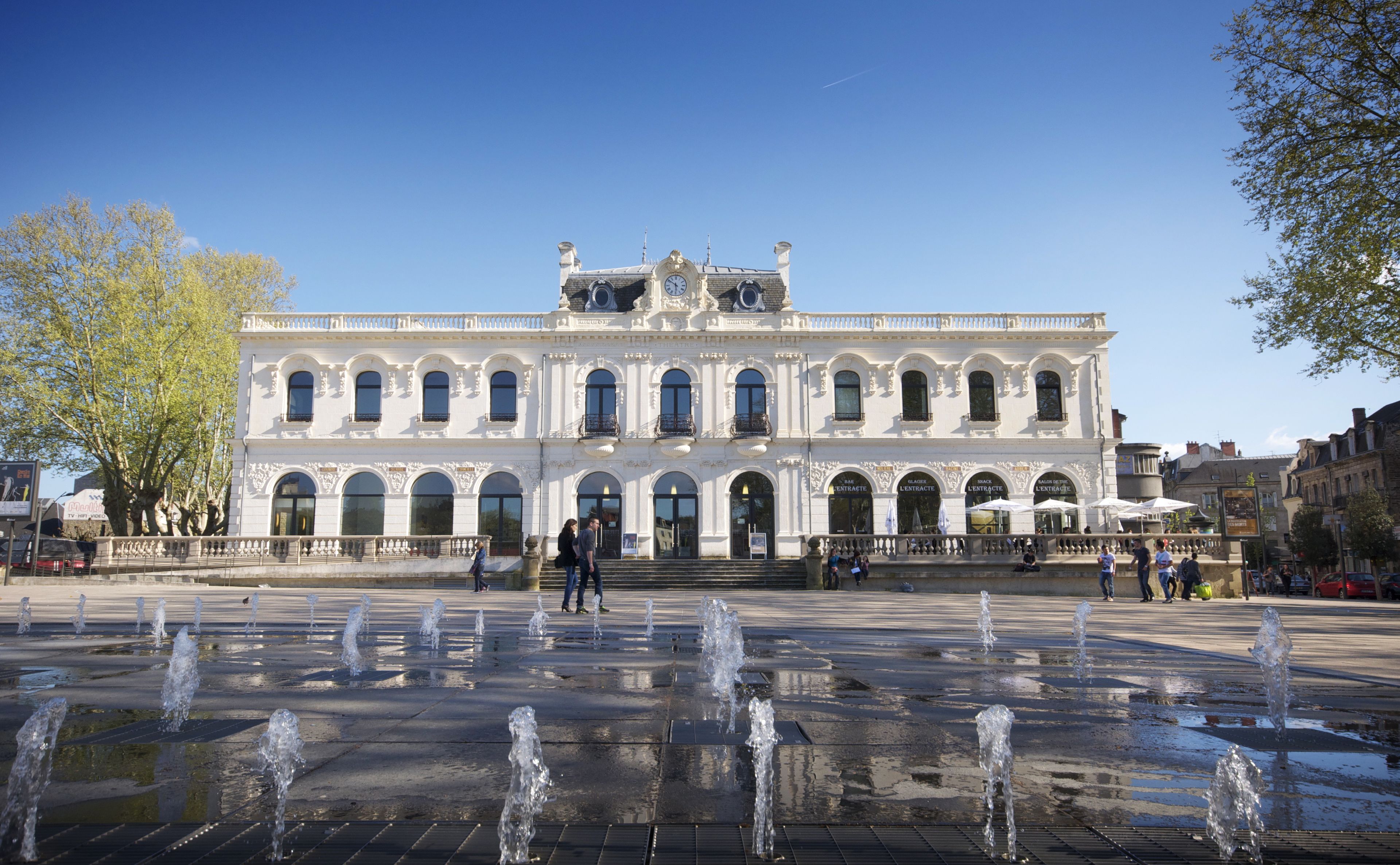 Un edificio histórico con un patio central que tiene una fuente de agua.