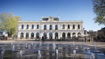 Un edificio histórico con un patio central que tiene una fuente de agua.