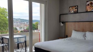 A hotel room with a bed, a small table, and a chair. - ibis Brive Centre (Brive-la-Gaillarde)