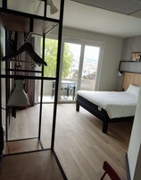 Escritorio, cortinas blackout y sistema de insonorización 