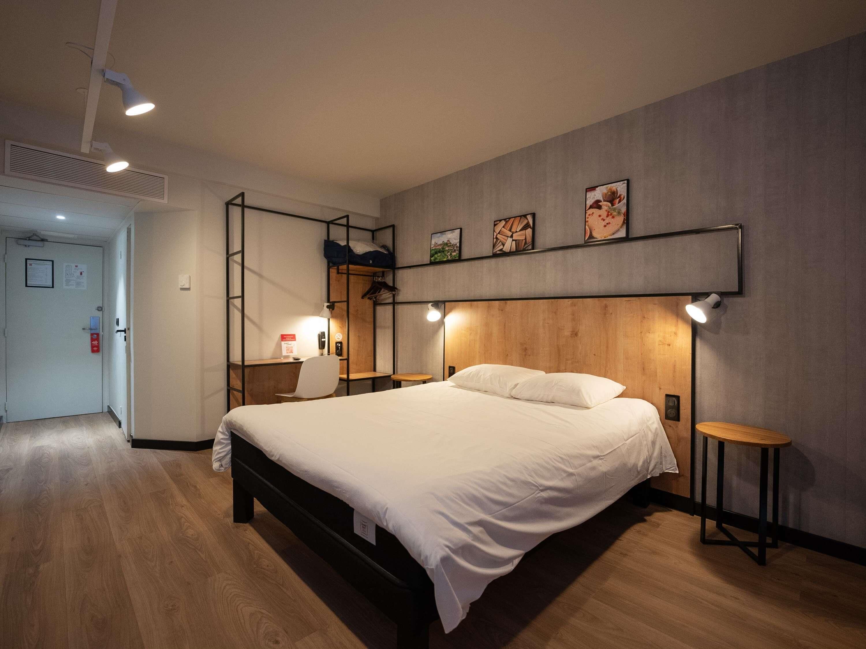 Een bureau, verduisterende gordijnen, geluiddichte muren