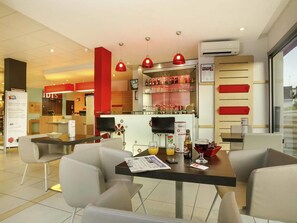 Bar (on property) - ibis Brive Centre (Brive-la-Gaillarde)