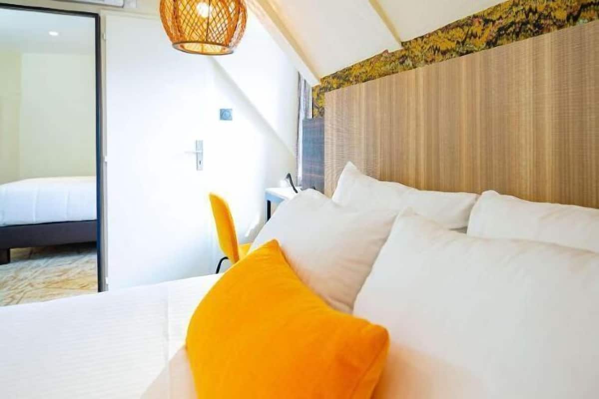 Premium bedding, in-room safe, desk, laptop workspace
