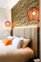 Ropa de cama de alta calidad y caja de seguridad en la habitación