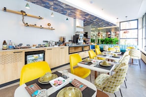 Desayuno buffet (EUR 14 por persona)