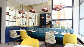 Dagelijks ontbijtbuffet (EUR 15 per persoon)