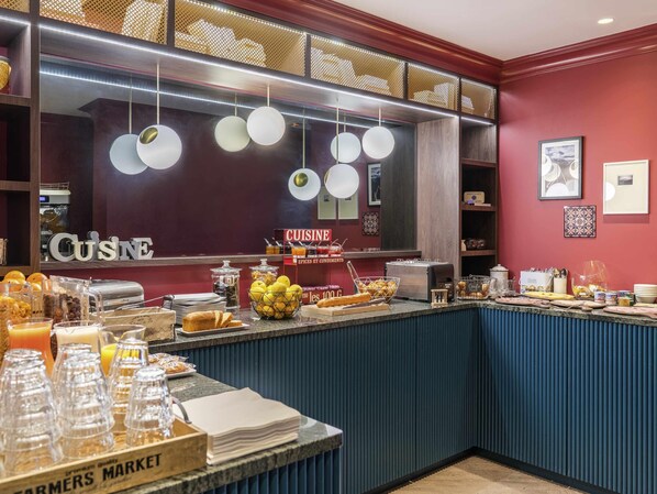 Café da manhã com buffet grátis todos os dias