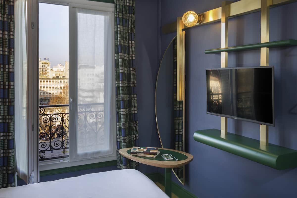 1 bedroom, premium bedding, laptop workspace, blackout curtains