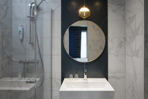 Eco-friendly toiletries, hair dryer, towels - ibis Styles Paris Nation Cours de Vincennes (Paris)