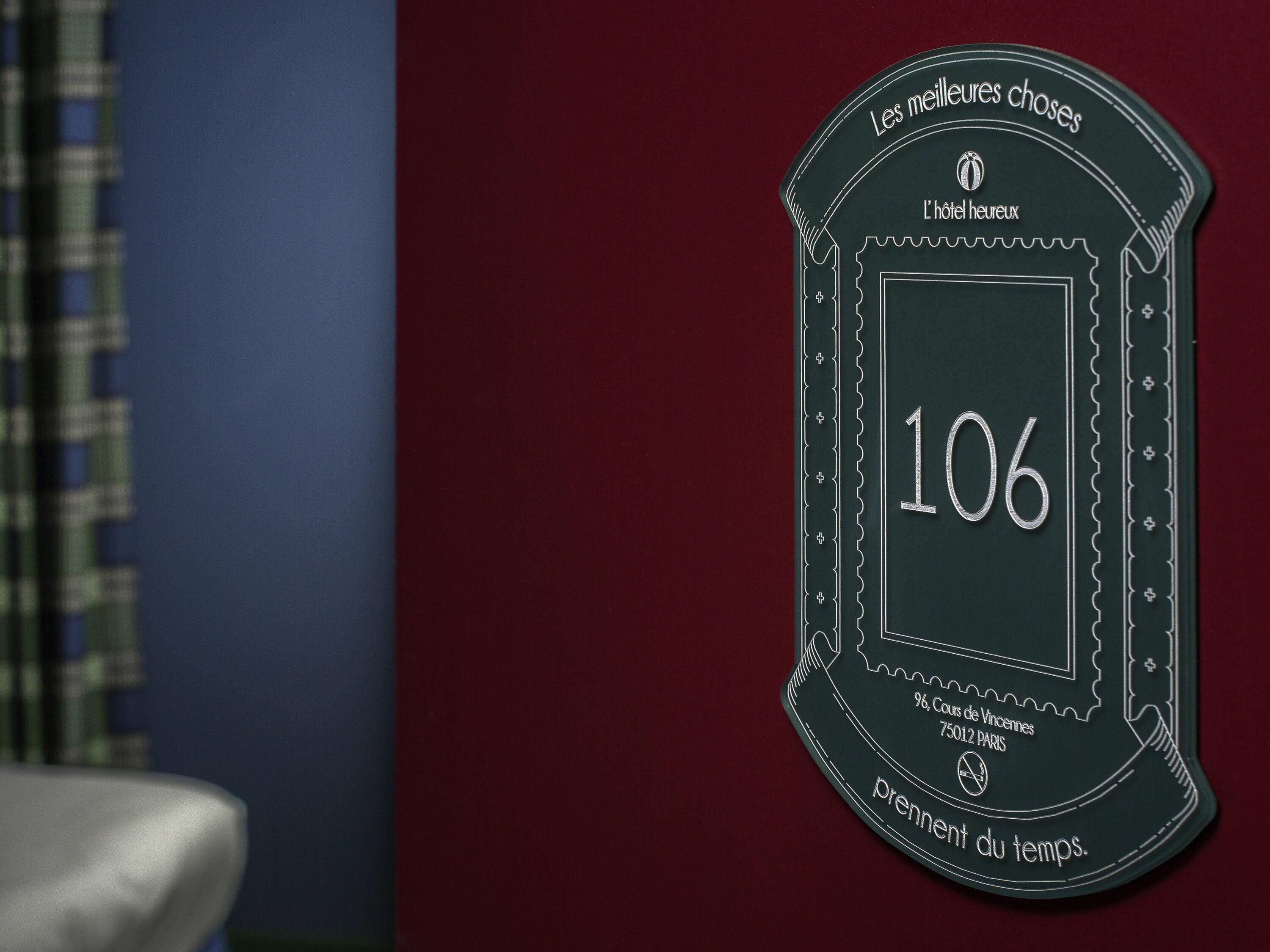 Un certificado enmarcado con el número 106, que indica un premio o un reconocimiento.