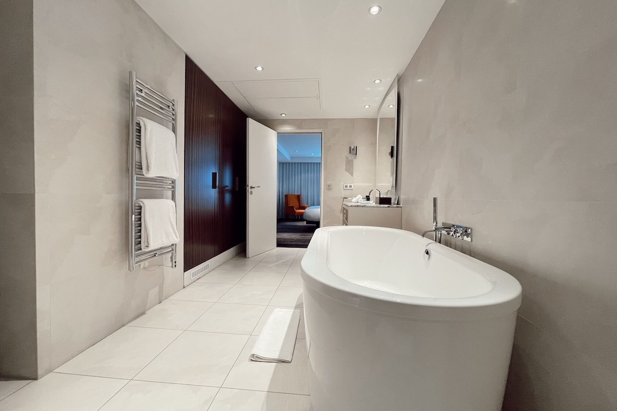 junior suite | bathroom | free toiletries, hair dryer, bathrobes, slippers