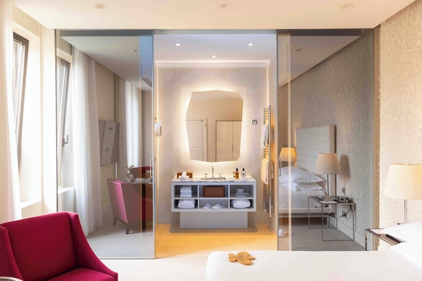 Habitación superior | Ropa de cama de alta calidad y minibar (con algunos artículos gratuitos)