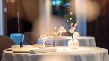 2 restaurants servant le déjeuner et le dîner