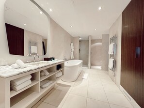 Junior Suite | Bathroom | Free toiletries, hair dryer, bathrobes, slippers - Maison Pic (Valence)