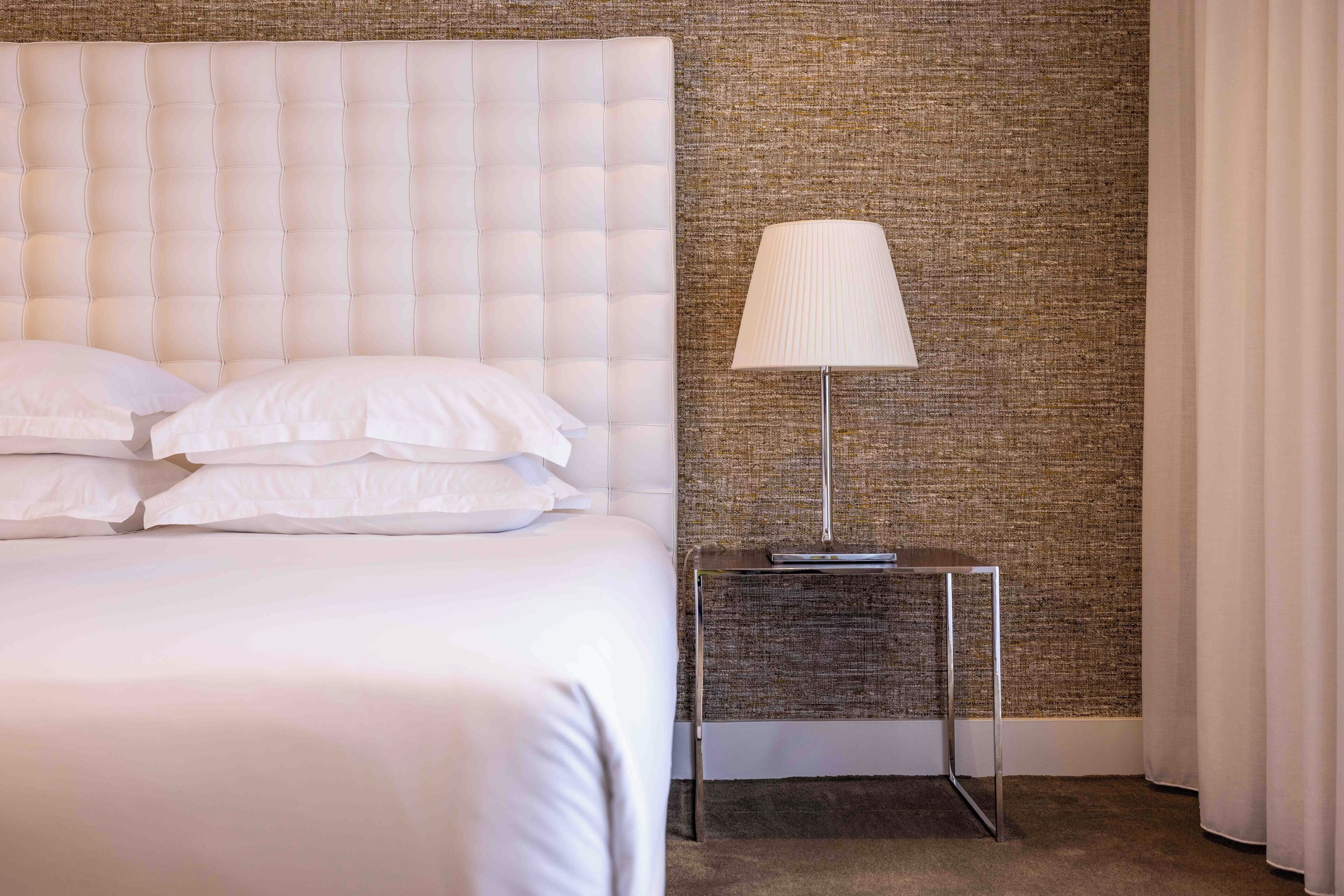 أغطية فراش متميزة ومأكولات ومشروبات مجانية في الميني بار