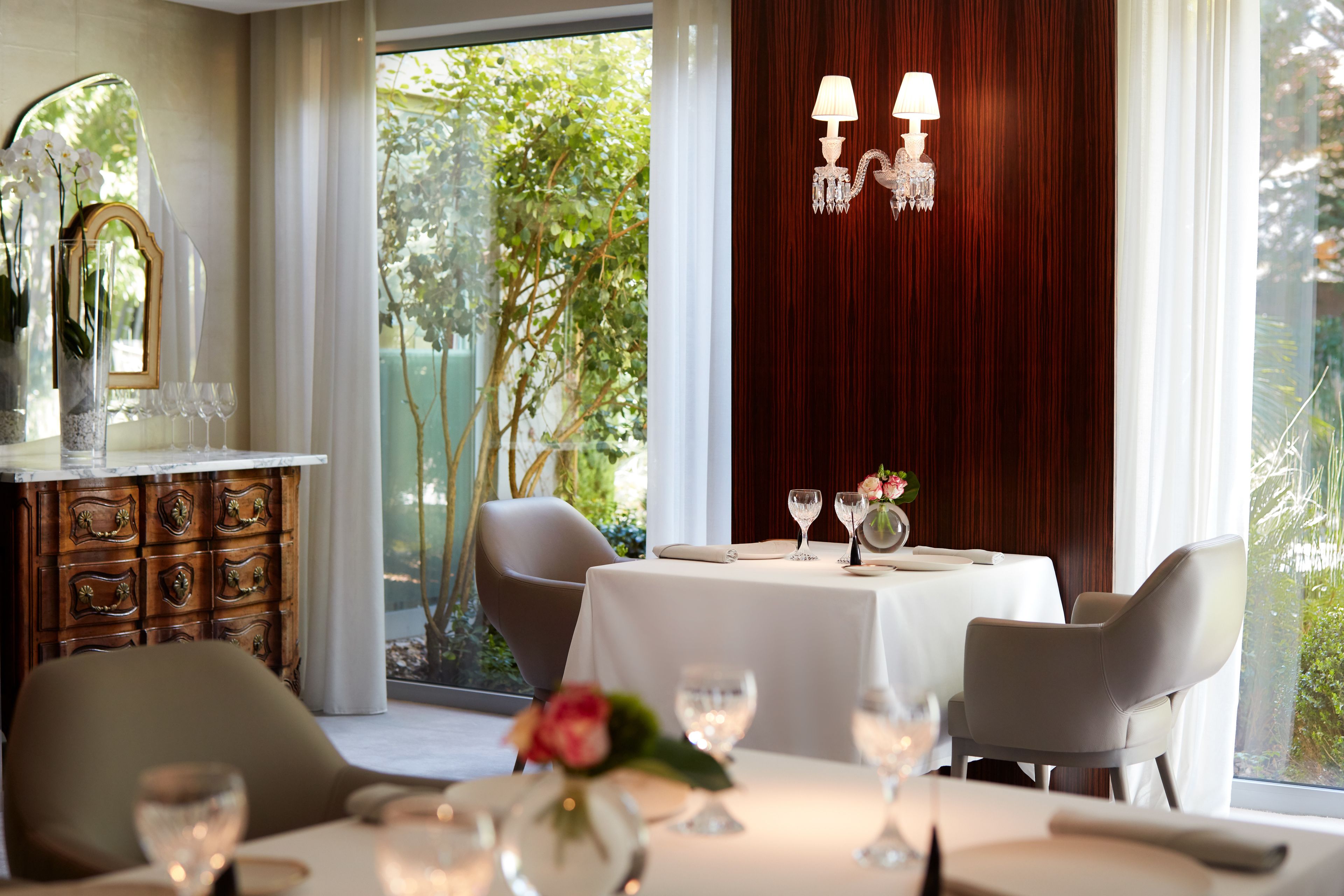 2 restaurants, lunch served