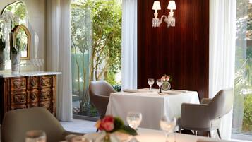 2 restaurantes; se sirven almuerzos