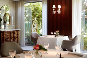 2 restaurantes, se sirve almuerzo 