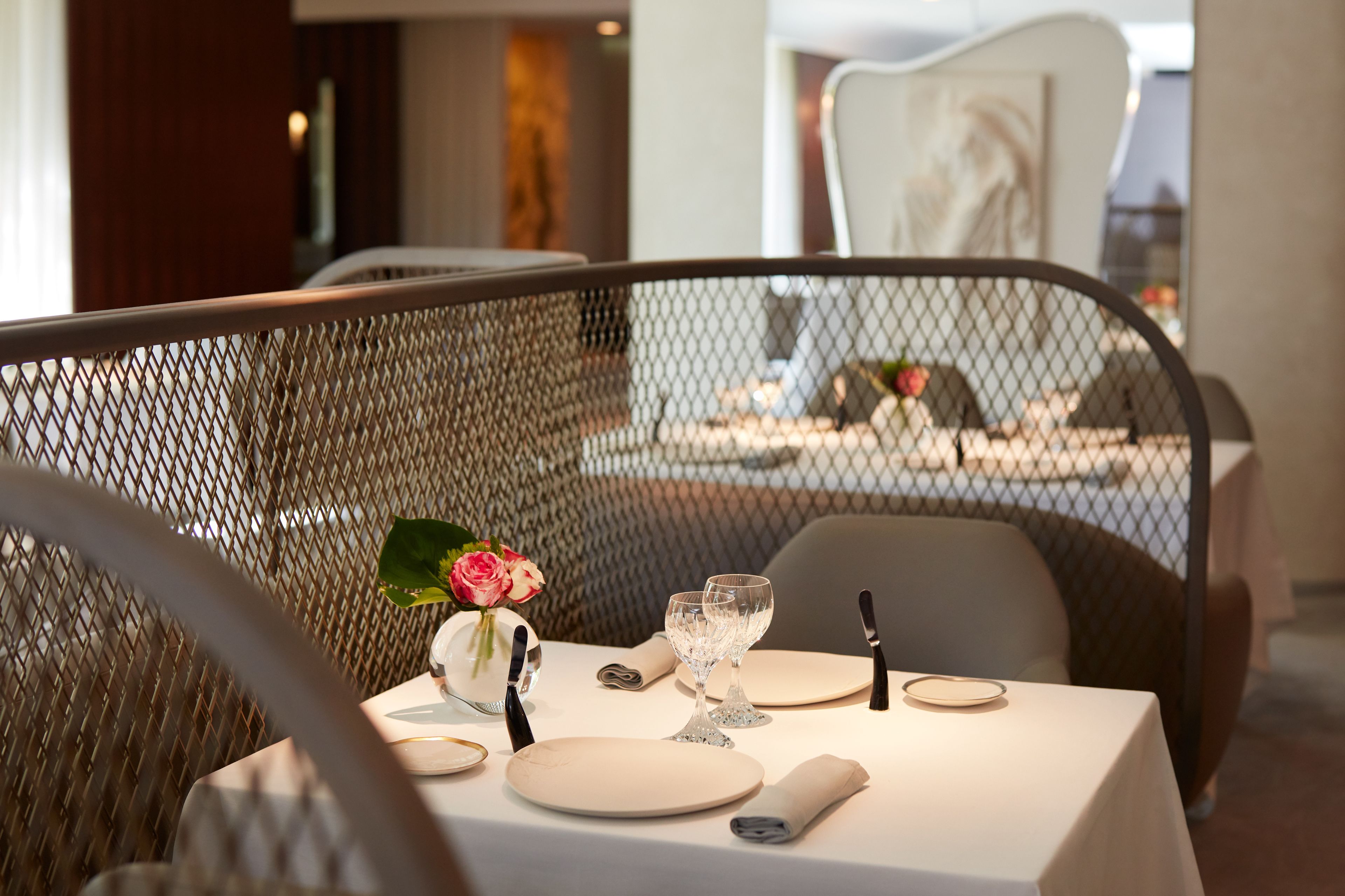 2 restaurants, lunch served