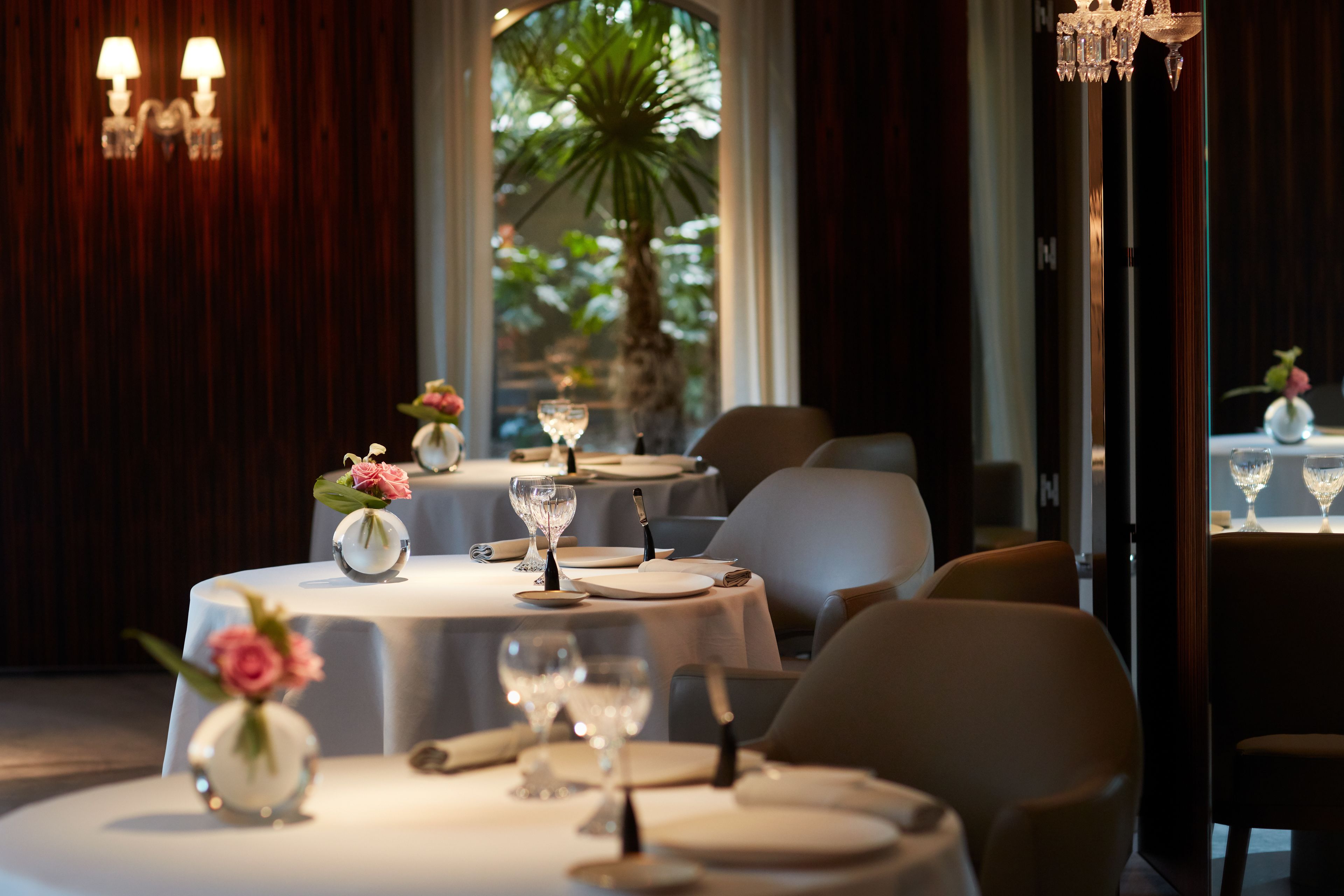 2 restaurants, lunch served